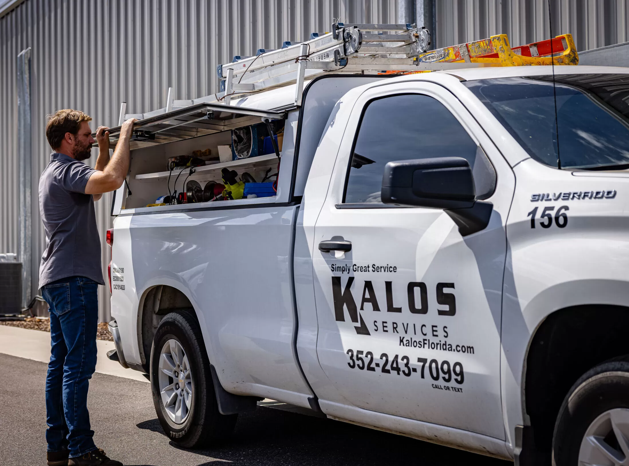 Kalos technician getting tool out of truck
